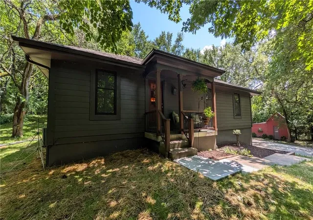 3rd image of 22001 S Hedge Hill Dr, Pleasant Hill, MO 64080 | MLS# 2630919