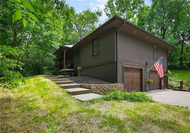 4th image of 22001 S Hedge Hill Dr, Pleasant Hill, MO 64080 | MLS# 2630919