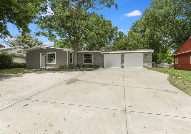 2nd image of 7132 Parallel Pkwy, Kansas City, KS 66112 | MLS# 2630922