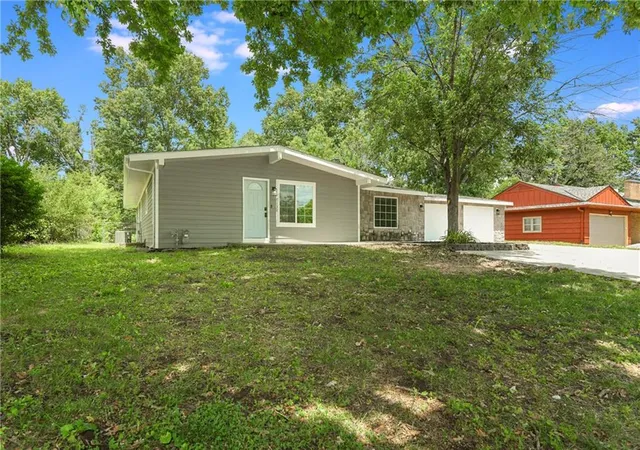 3rd image of 7132 Parallel Pkwy, Kansas City, KS 66112 | MLS# 2630922