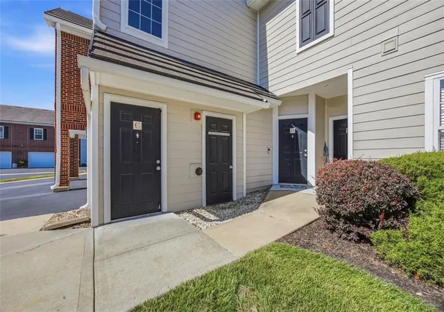 Homes for sale in Leawood, KS | 11622 Tomahawk Creek Pkwy #E, Leawood, KS 66211 | MLS# 2630925
