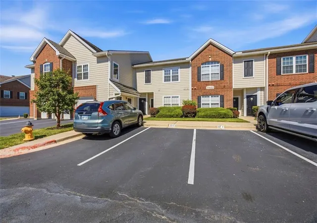 Homes for sale in Leawood, KS | 11622 Tomahawk Creek Pkwy #E, Leawood, KS 66211 | MLS# 2630925