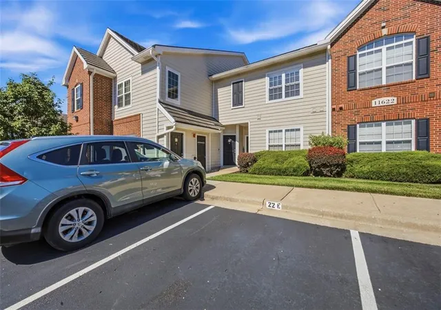 Homes for sale in Leawood, KS | 11622 Tomahawk Creek Pkwy #E, Leawood, KS 66211 | MLS# 2630925