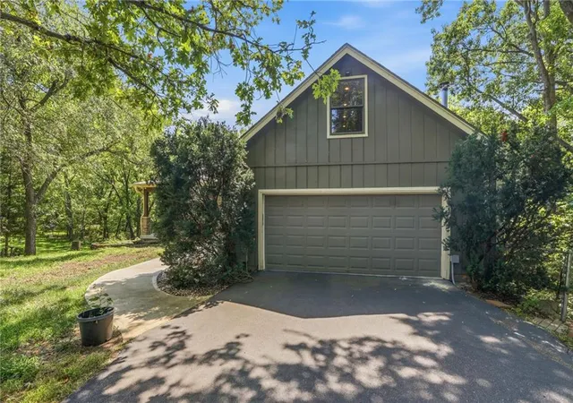 2nd image of 9000 Oak Country Ln, De Soto, KS 66018 | MLS# 2630950