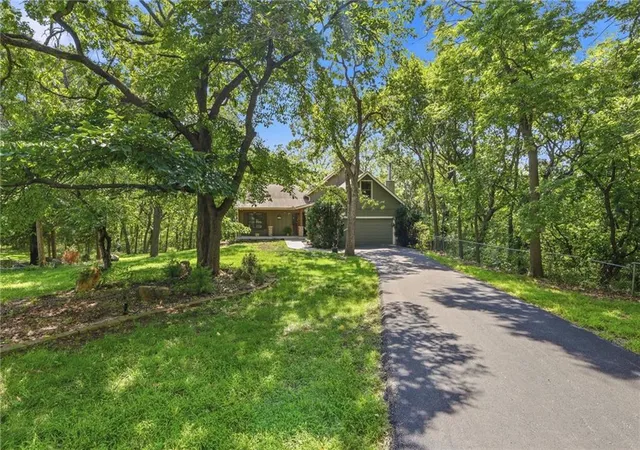 Photo 3 of Single family home for sale at 9000 Oak Country Ln, De Soto, KS 66018 | MLS# 2630950 | Listing updated on 2026-10-06