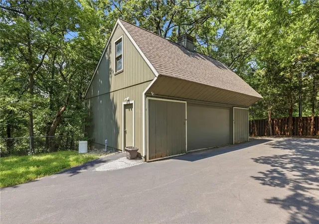 5th image of 9000 Oak Country Ln, De Soto, KS 66018 | MLS# 2630950