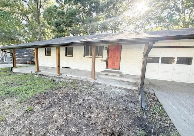 Photo 3 of Single family home for sale at 4016 S Spring St, Independence, MO 64055 | MLS# 2630952 | Listing updated on 2026-09-03