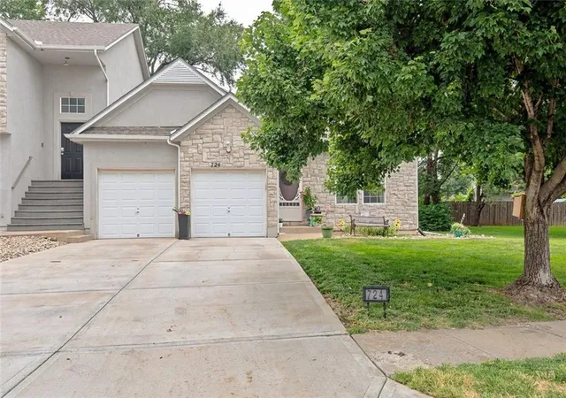 Photo 2 of Sale Pending at 724 S Woodson Ln, Gardner, KS 66030 | MLS# 2630957 | Listing updated on 2026-08-01