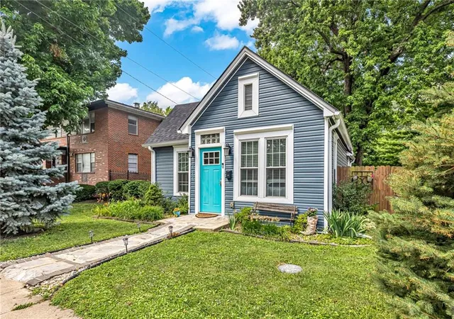 Photo 2 of Sale Pending at 4118 Roanoke Rd, Kansas City, MO 64111 | MLS# 2630974 | Listing updated on 2026-08-09