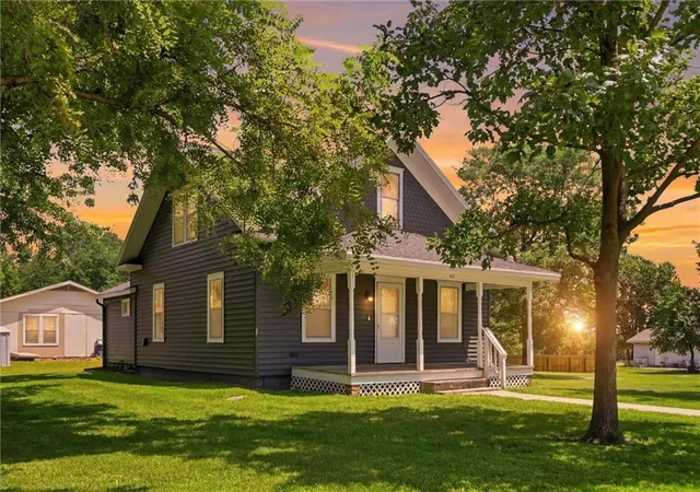 Homes for sale in Effingham, KS | 401 1st St, Effingham, KS 66023 | MLS# 2630981