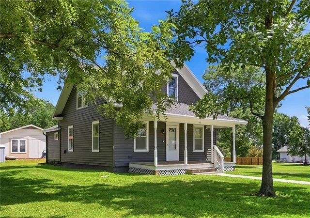 Homes for sale in Effingham, KS | 401 1St St, Effingham, KS 66023 | MLS# 2630981