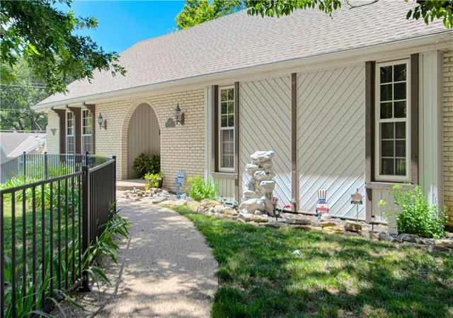 1st image of 7600 N Park Ave, Kansas City, MO 64118 | MLS# 2630986