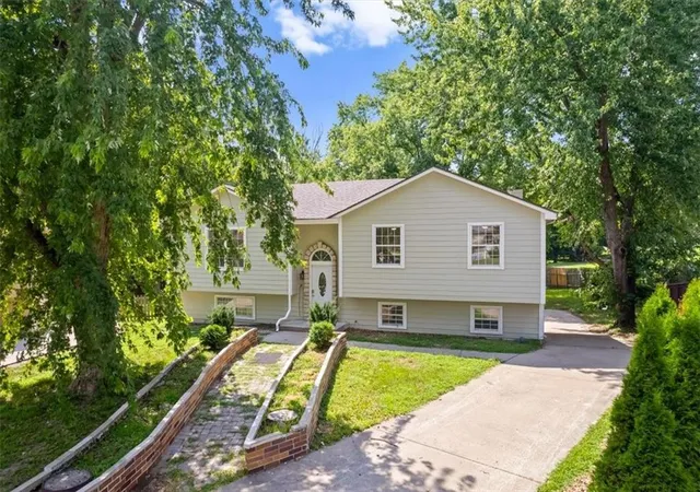 Photo 1 of Sale Pending at 318 Se Bent Tree Dr, Blue Springs, MO 64014 | MLS# 2630990 | Listing updated on 2026-09-08