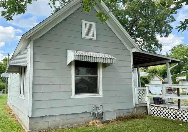 Homes for sale in Coffeyville, KS | 308 W 2nd St, Coffeyville, KS 67337 | MLS# 2630994
