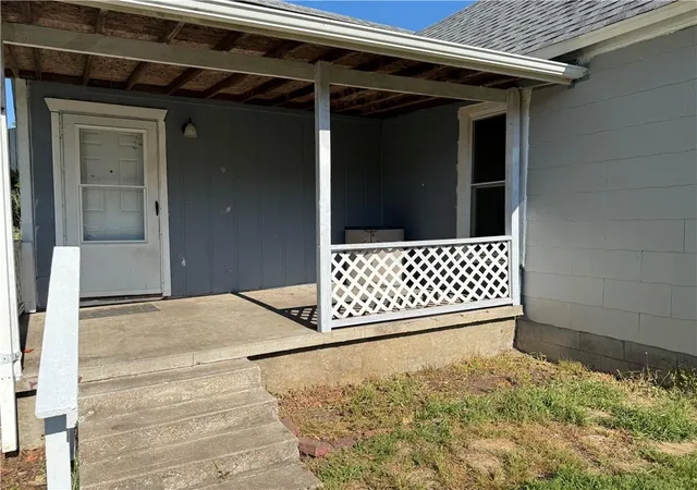 Homes for sale in Coffeyville, KS | 308 W 2nd St, Coffeyville, KS 67337 | MLS# 2630994