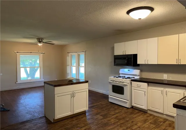 Homes for sale in Coffeyville, KS | 308 W 2Nd St, Coffeyville, KS 67337 | MLS# 2630994
