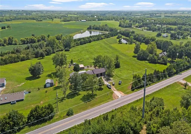 4th image of 17739 Eisenhower Rd, Leavenworth, KS 66048 | MLS# 2631009