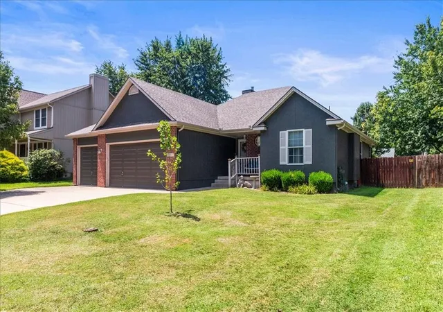 2nd image of 1307 Se Scenic Ln, Blue Springs, MO 64014 | MLS# 2631014
