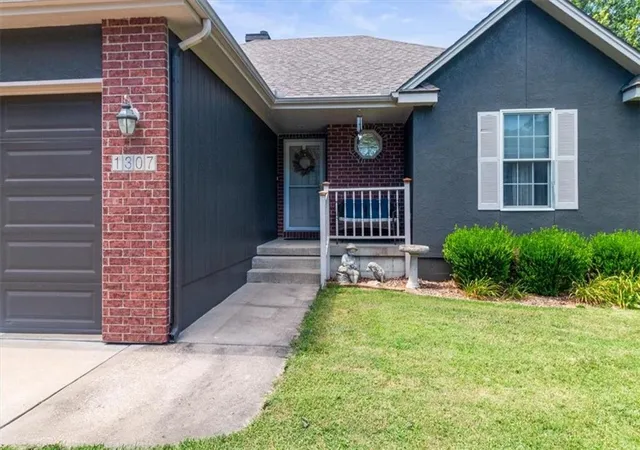 3rd image of 1307 Se Scenic Ln, Blue Springs, MO 64014 | MLS# 2631014