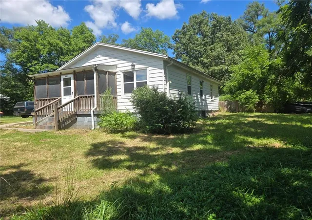 2nd image of 527 N 141st St, Bonner Springs, KS 66012 | MLS# 2631022