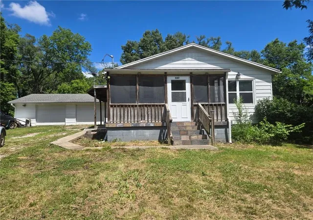 3rd image of 527 N 141St St, Bonner Springs, KS 66012 | MLS# 2631022