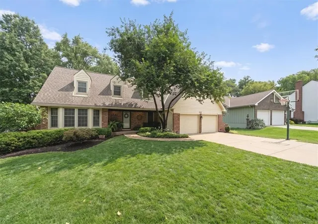 2nd image of 8262 W 117th St, Overland Park, KS 66210 | MLS# 2631024