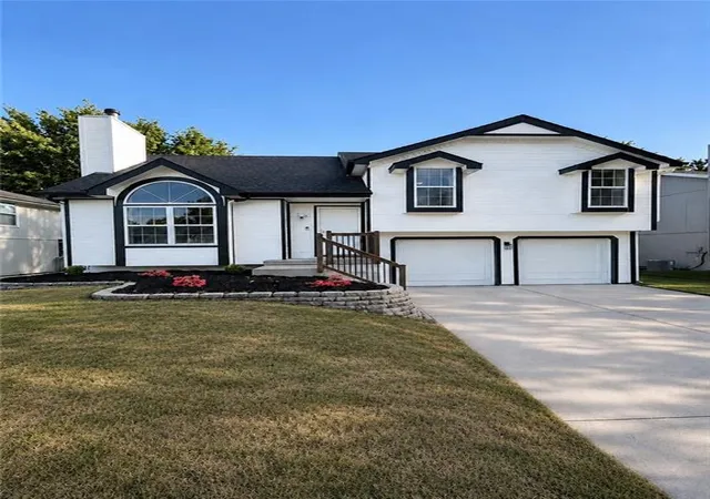 1st image of 10624 N Wallace Ave, Kansas City, MO 64157 | MLS# 2631033