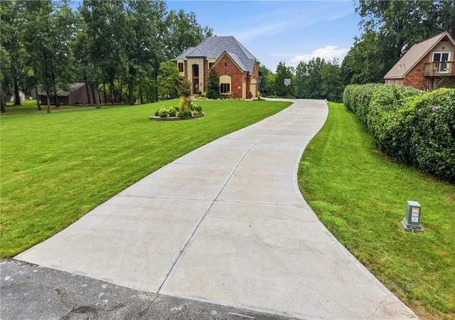 2nd image of 4402 Bittersweet Ln, Blue Springs, MO 64015 | MLS# 2631079