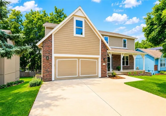 Photo 1 of Single family home for sale at 820 Ne Adams Dr, Lees Summit, MO 64086 | MLS# 2631083 | Listing updated on 2026-10-17