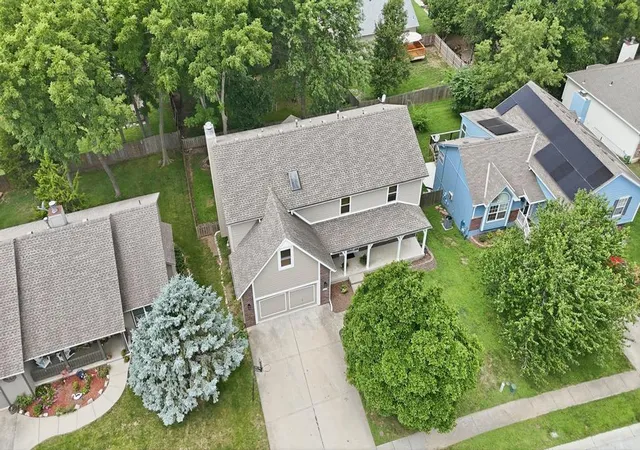 Photo 2 of Single family home for sale at 820 Ne Adams Dr, Lees Summit, MO 64086 | MLS# 2631083 | Listing updated on 2026-09-05