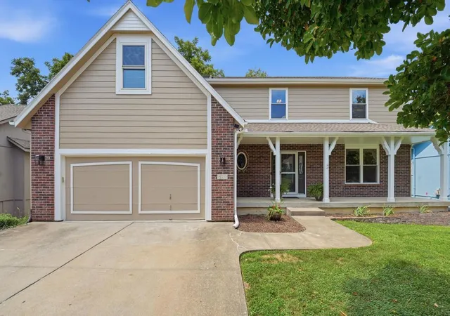 Photo 1 of Single family home for sale at 820 Ne Adams Dr, Lees Summit, MO 64086 | MLS# 2631083 | Listing updated on 2026-09-05