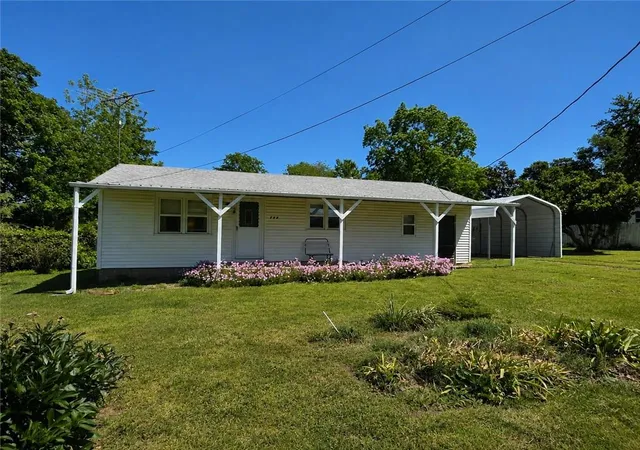 Homes for sale in El Dorado Springs, MO | 307 W Carman Rd, El Dorado Springs, MO 64744 | MLS# 2631084