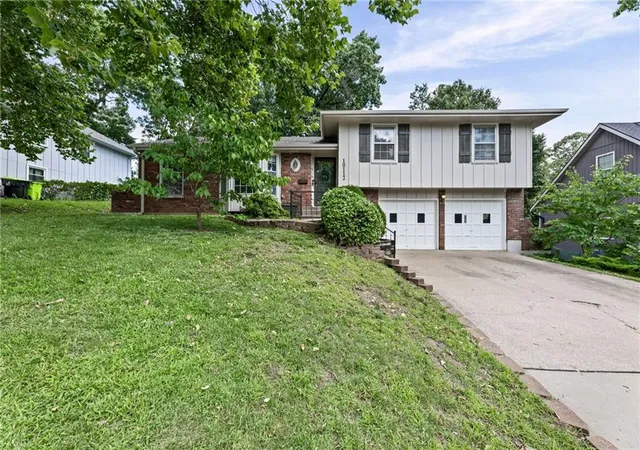 Homes for sale in Shawnee, KS | 10112 W 65th St, Shawnee, KS 66203 | MLS# 2631096