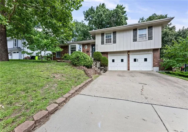 Homes for sale in Shawnee, KS | 10112 W 65th St, Shawnee, KS 66203 | MLS# 2631096