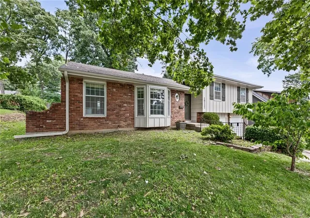 Homes for sale in Shawnee, KS | 10112 W 65Th St, Shawnee, KS 66203 | MLS# 2631096