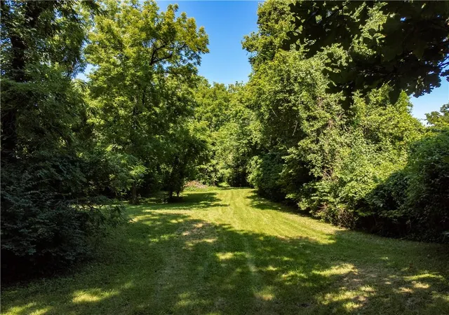 2nd image of 604 N Dickinson Rd, Independence, MO 64050 | MLS# 2631106