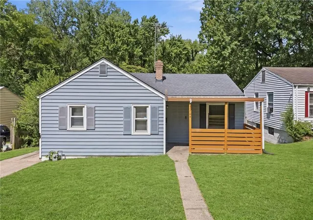 Photo 1 of Sale Pending at 1704 S Brookside Ave, Independence, MO 64052 | MLS# 2631113 | Listing updated on 2026-08-10