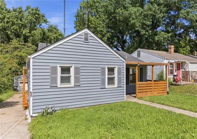 Photo 2 of Sale Pending at 1704 S Brookside Ave, Independence, MO 64052 | MLS# 2631113 | Listing updated on 2026-08-10