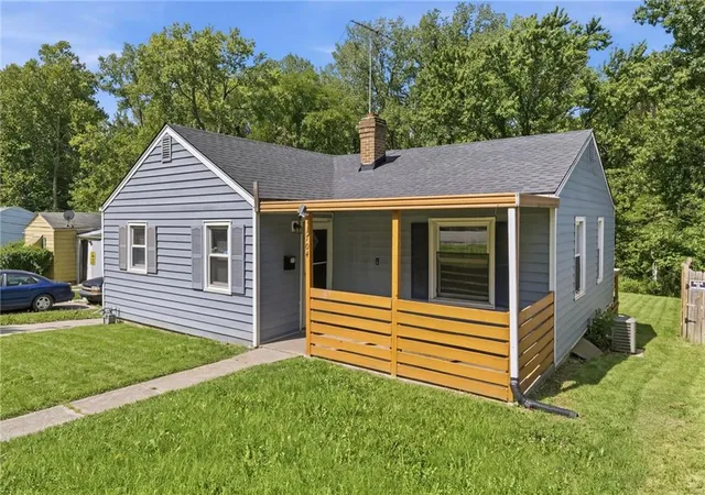 Photo 3 of Sale Pending at 1704 S Brookside Ave, Independence, MO 64052 | MLS# 2631113 | Listing updated on 2026-08-10