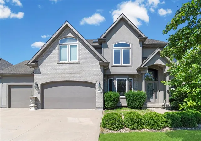 1st image of 6304 N Kensington Ct, Kansas City, MO 64119 | MLS# 2631114