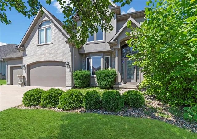 2nd image of 6304 N Kensington Ct, Kansas City, MO 64119 | MLS# 2631114