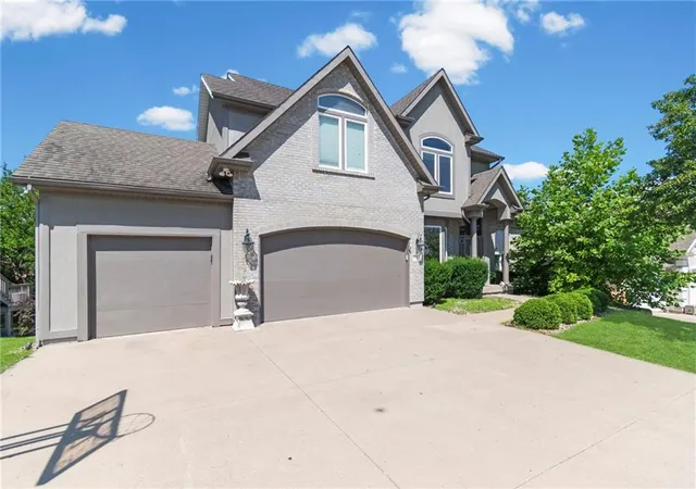 3rd image of 6304 N Kensington Ct, Kansas City, MO 64119 | MLS# 2631114
