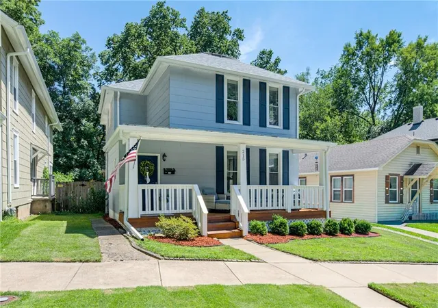 2nd image of 215 Pine St, Leavenworth, KS 66048 | MLS# 2631158