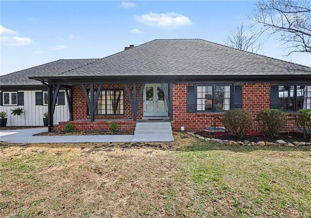 1st image of 107 E Santa Fe Trl, Kansas City, MO 64145 | MLS# 2631169