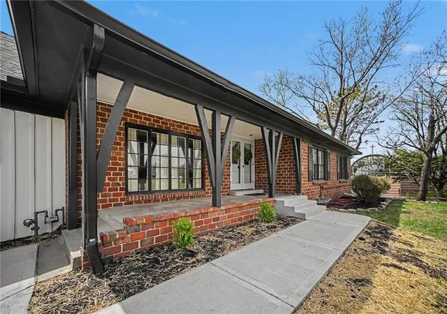 3rd image of 107 E Santa Fe Trl, Kansas City, MO 64145 | MLS# 2631169