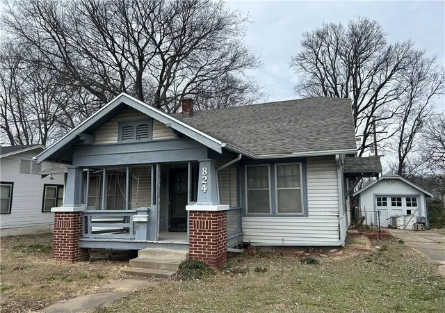 Homes for sale in Independence, KS | 824 E Main St, Independence, KS 67301 | MLS# 2631172