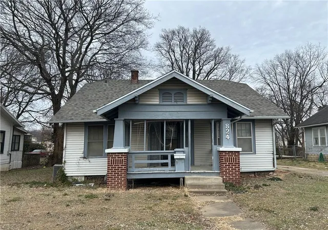 Homes for sale in Independence, KS | 824 E Main St, Independence, KS 67301 | MLS# 2631172