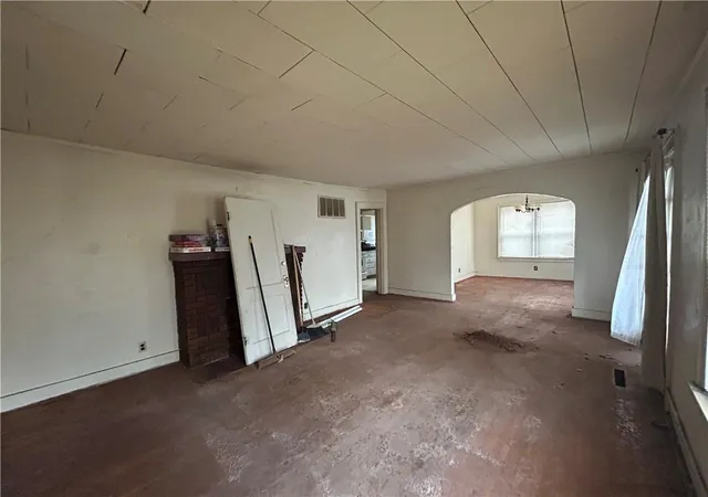 Homes for sale in Independence, KS | 824 E Main St, Independence, KS 67301 | MLS# 2631172