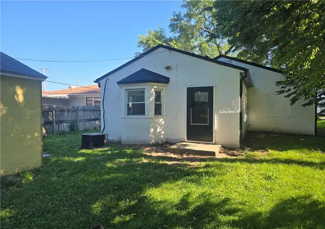2nd image of 1719 W 3rd St, Sedalia, MO 65301 | MLS# 2631180