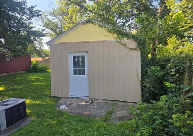 3rd image of 1719 W 3Rd St, Sedalia, MO 65301 | MLS# 2631180